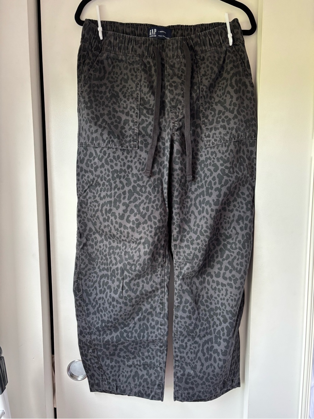 GAP Mid Rise Print Pull-On Barrel Jeans Grey Leopard